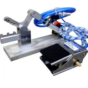 将内线放在塑料线爪支架上