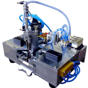 将内线放在塑料线爪支架上