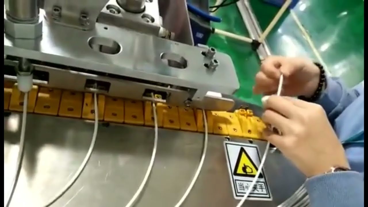 USB-C 数据线焊接机 | 自动线缆组装设备，提升工厂自动化效率