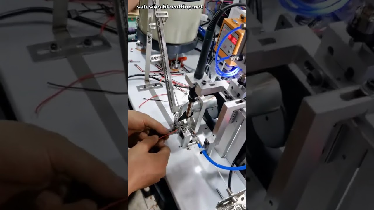 半自动振动盘送料焊接机：操作员只需上料 #工厂 #机器 #DIY