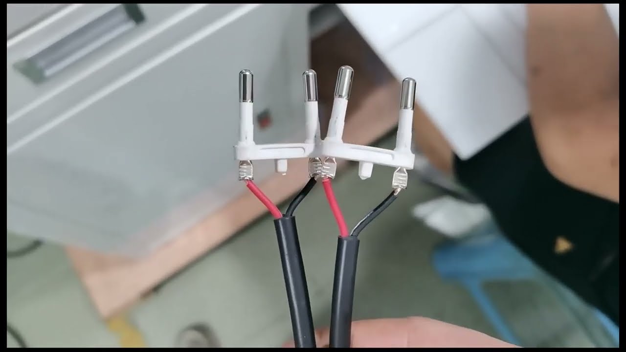 Automatic Vibrating Plate Feeding 3 Pin 2 Pin Plug Terminal Power Cord Plug Cable Crimping Machine