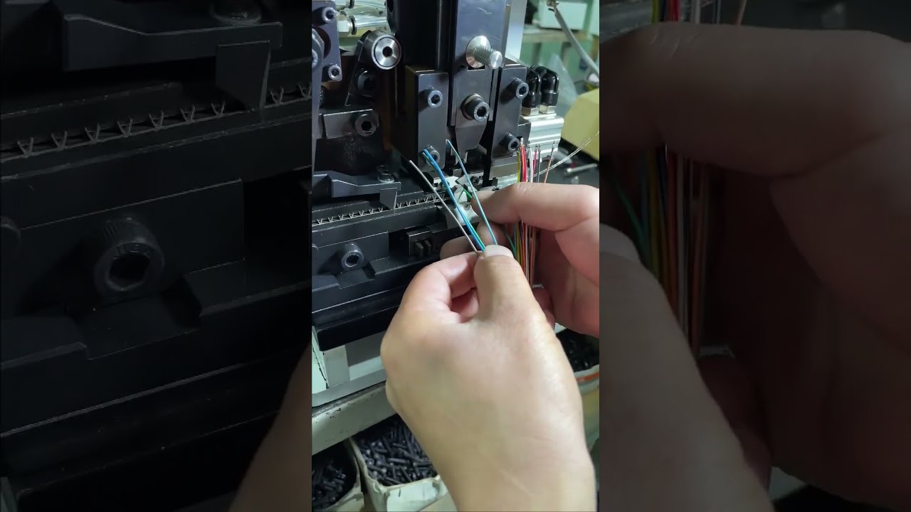 连续端子机：一次完成剥线压接 #工厂 #机器